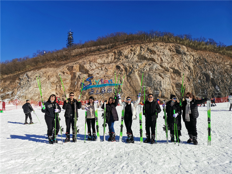 竹林深谷泡汤听涛，云上草原登高滑雪